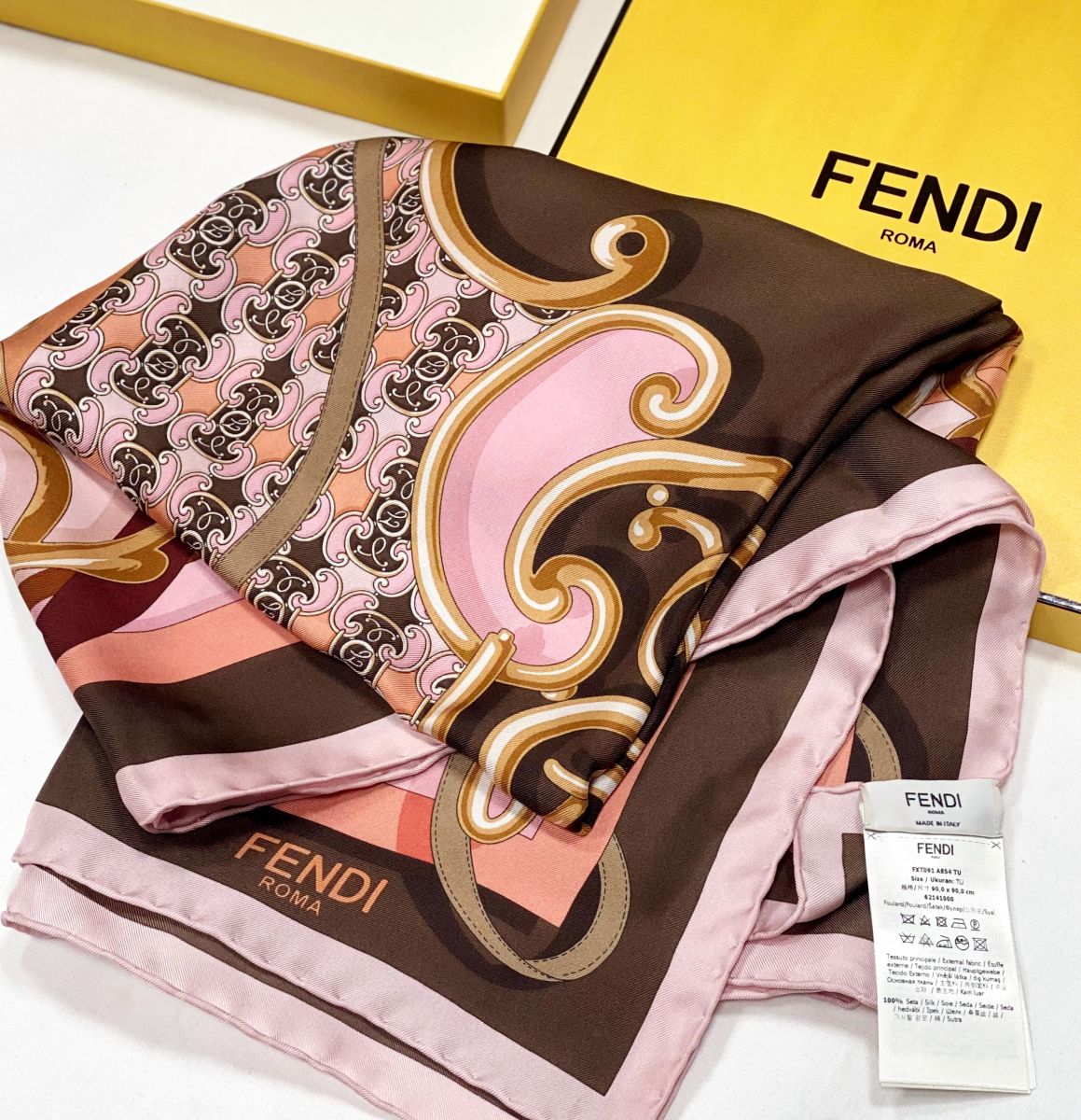 Платок / шелк / Fendi размер 90/90 цена 23 483 руб