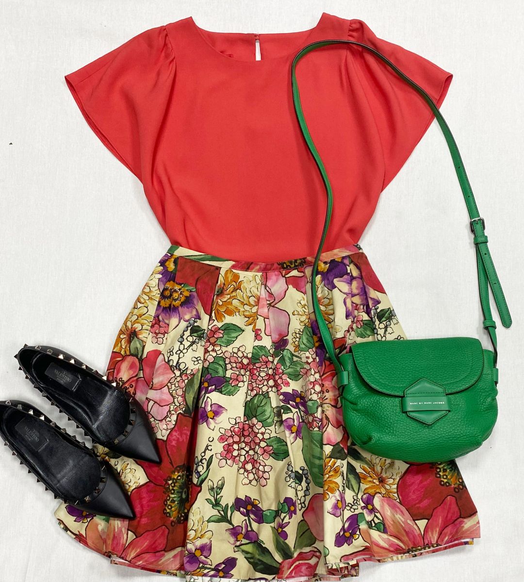 Юбка Red Valentino размер 44 цена 7 828 руб
Топ Red Valentino размер 40 цена 1 566 руб
Балетки Valentino размер 36 цена 15 655 руб
Сумка Marc Jacobs 