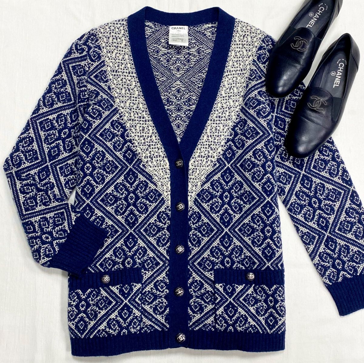 Кардиган / кашемир / Chanel размер 46 цена 62 620 руб 
Лоферы Chanel размер 39.5 цена 46 965 руб