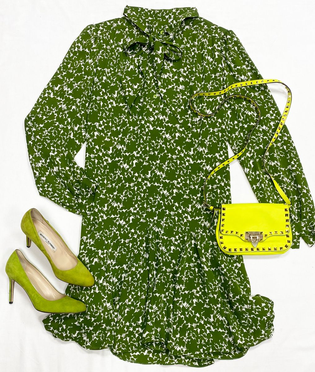 Платье Michael Kors размер 6 цена 23 483 руб
Туфли Manolo Blahnik размер 36.5 цена 23 483 руб
Сумка Valentino 