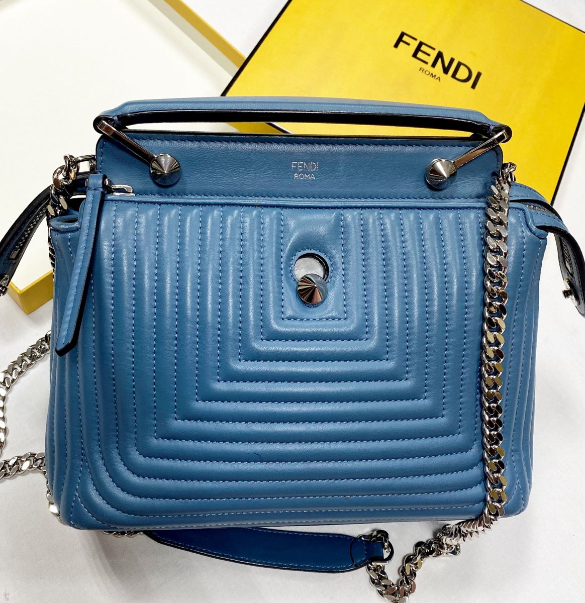 Сумка Fendi размер 25/18 цена 57 924 руб
