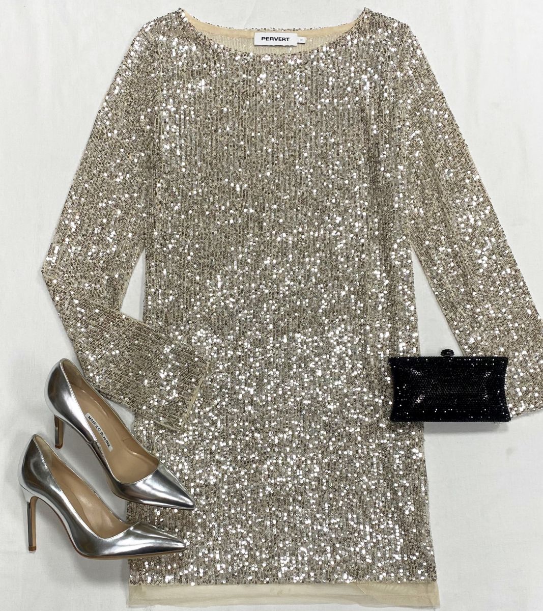 Платье/ пайетки/ Pervert размер L цена 15 655 руб
Туфли Manolo Blahnik размер 36 цена 31 310 руб
Сумочка/ камни/ 