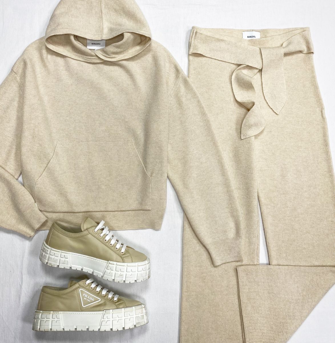 Костюм Nanushka размер M цена 15 655 руб 
Кроссовки Prada размер 40 цена 39 138 руб