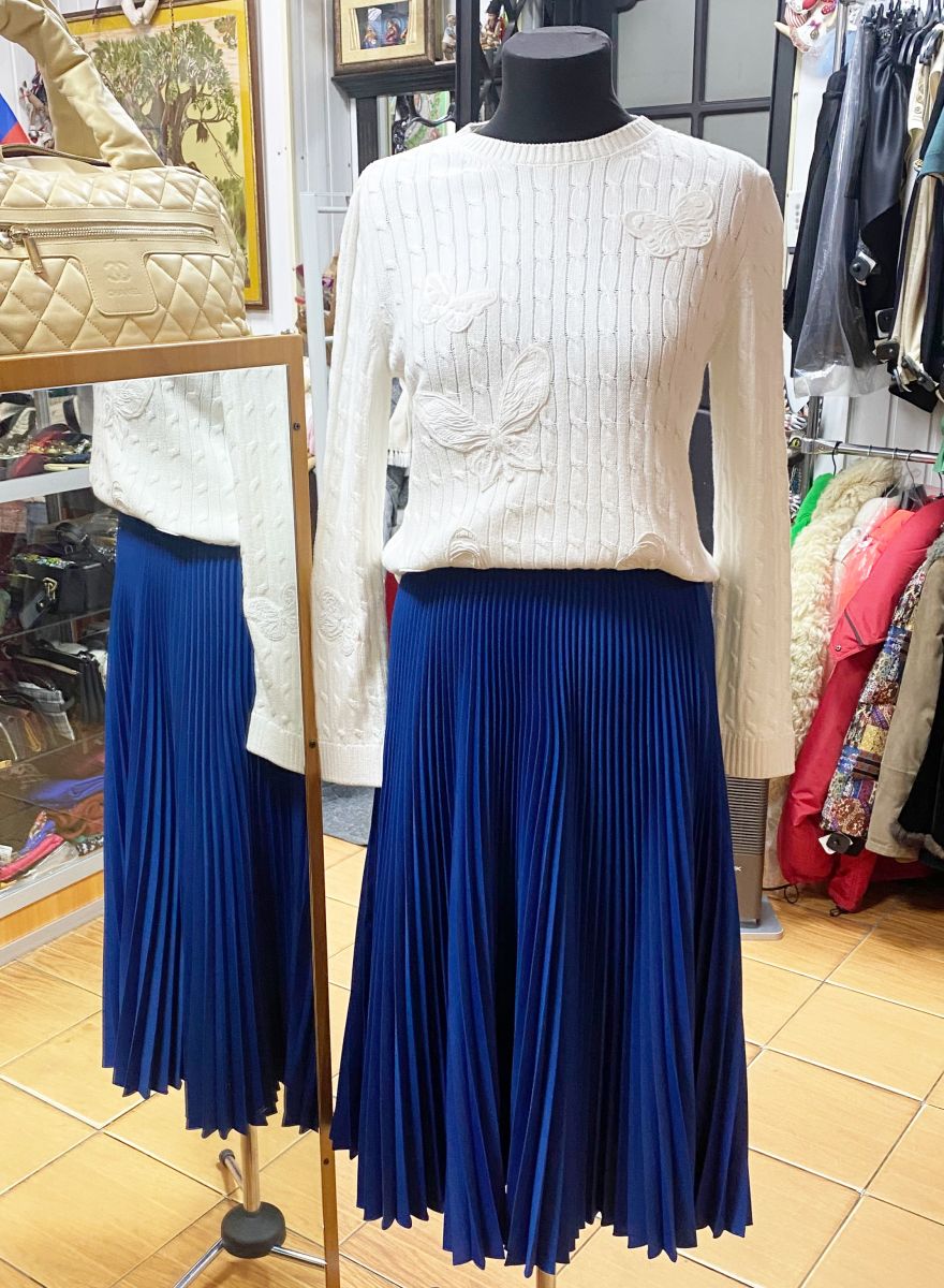 Кофта / вышивка/ бисер/ Valentino размер M цена 23 483 руб
Юбка Prada размер 42 цена 15 655 руб