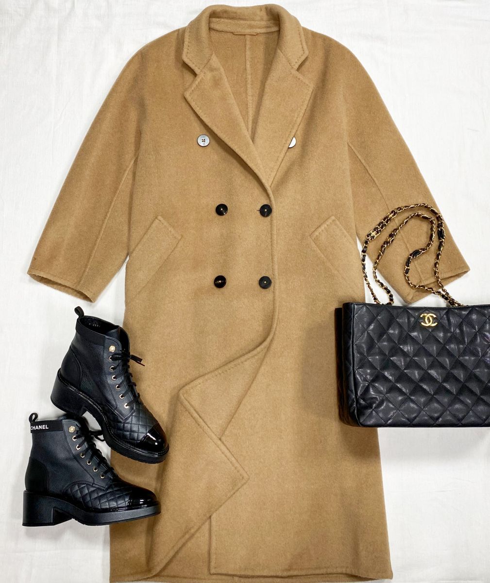 Пальто размер 40 цена 23 483 руб 
Ботинки Chanel размер 39.5 цена 156 550 руб 
Сумка Chanel