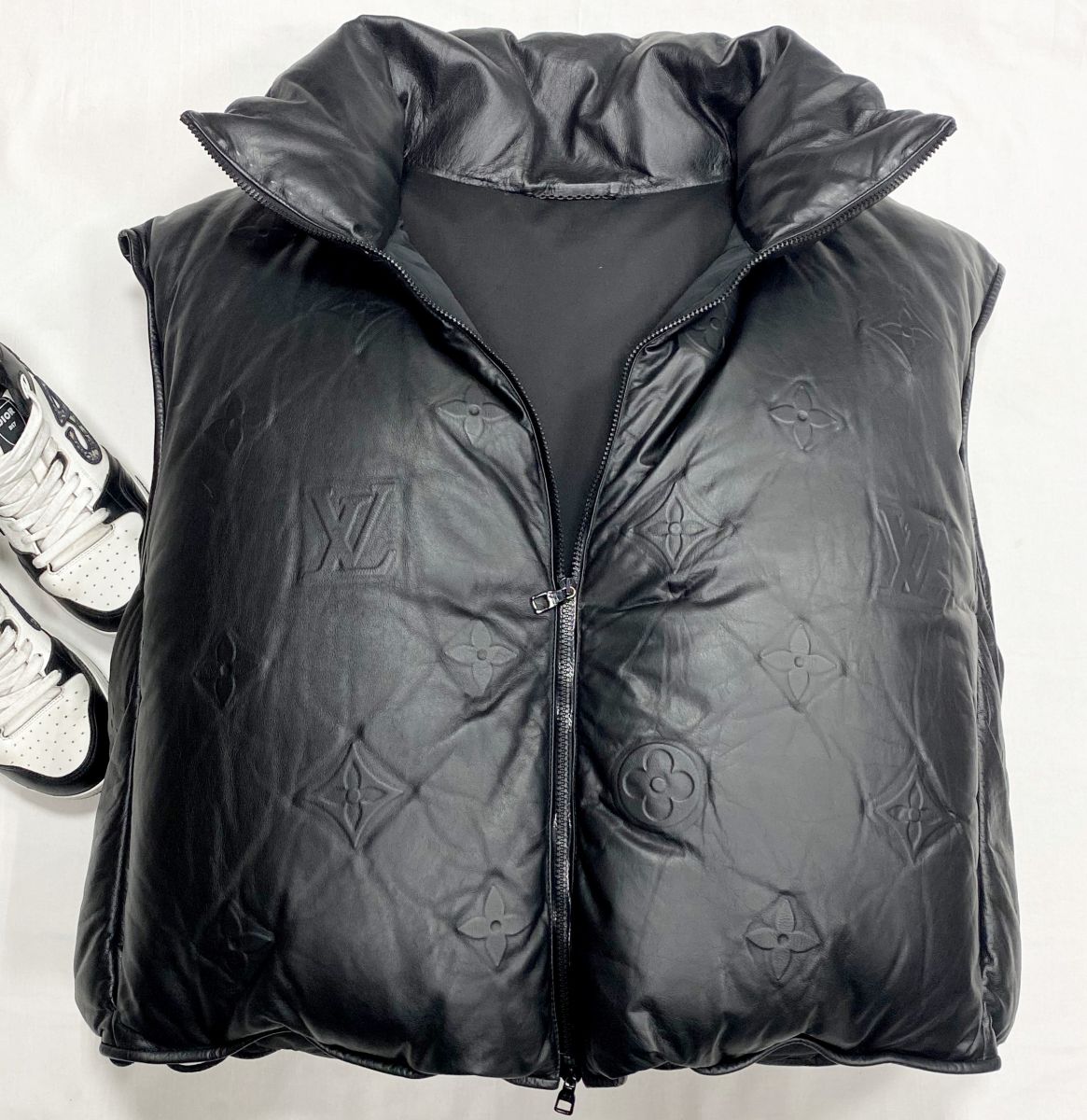 Жилет / кожа/ Louis Vuitton размер S цена 109 585 руб
Кроссовки Christian Dior размер 39 цена 23 483 руб