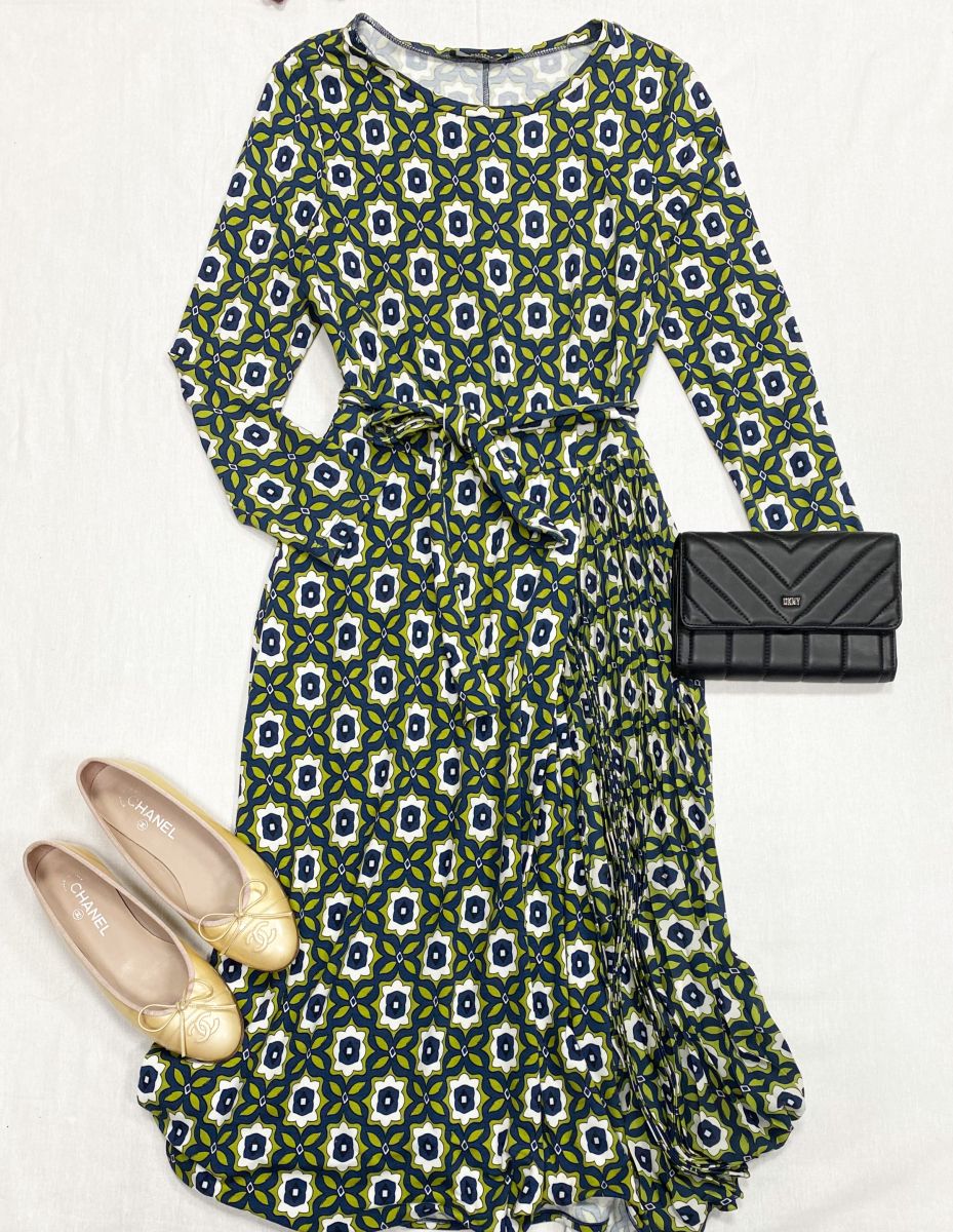 Платье Weekend/ Max Mara размер S цена 12 524 руб
Балетки Chanel размер 37.5 цена 15 655 руб
Сумочка DKNY 