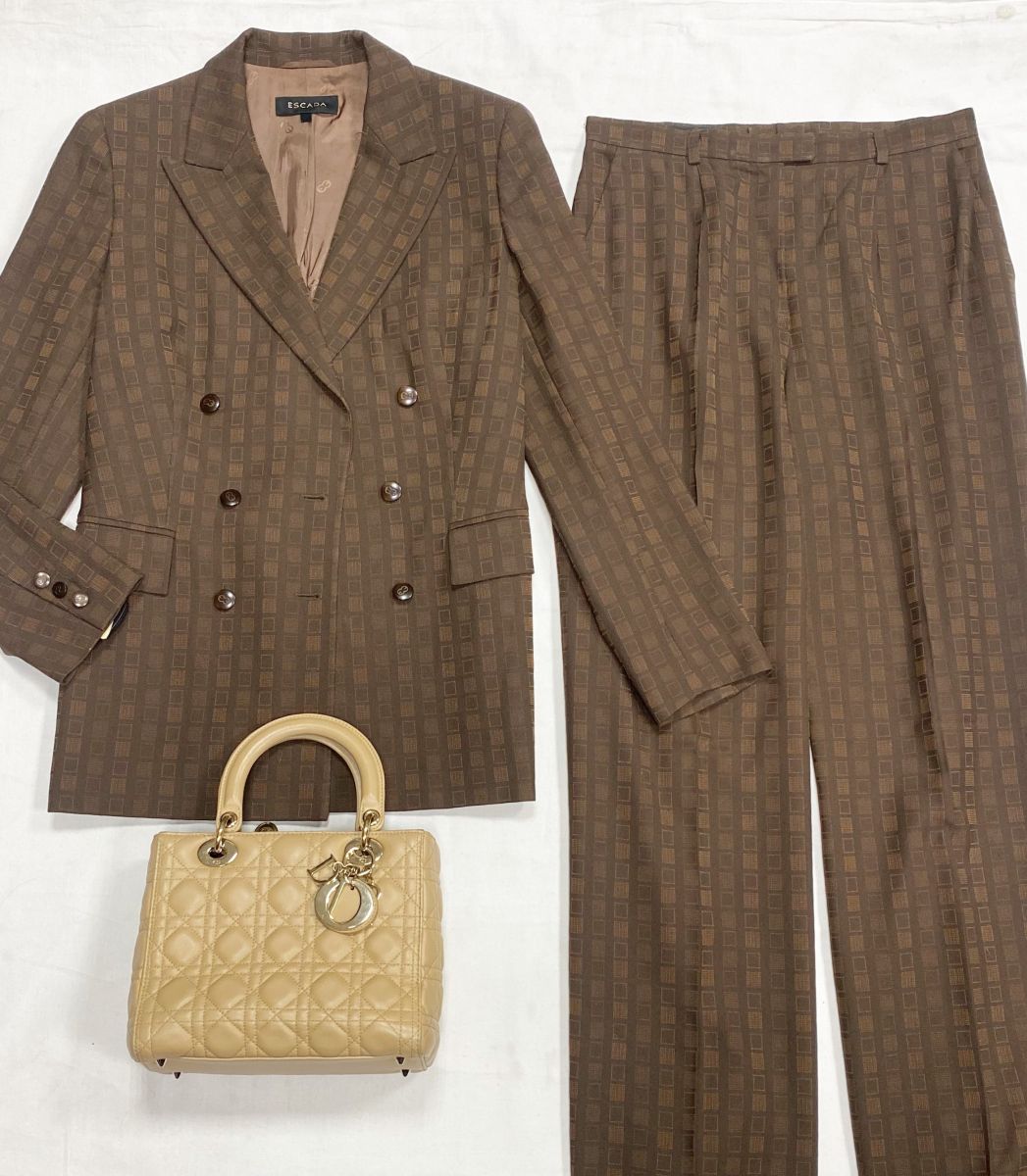 Костюм Escada размер 40 цена 10 959 руб
Сумка Christian Dior 