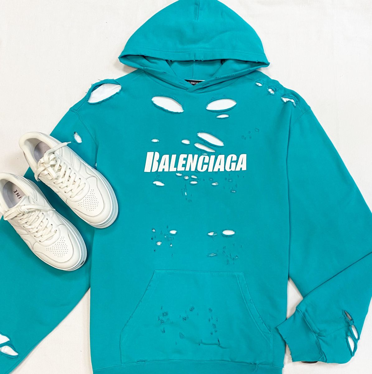 Платье Balenciaga размер XS цена 38 463 руб
Кеды Celine размер 38 цена 61 540 руб 