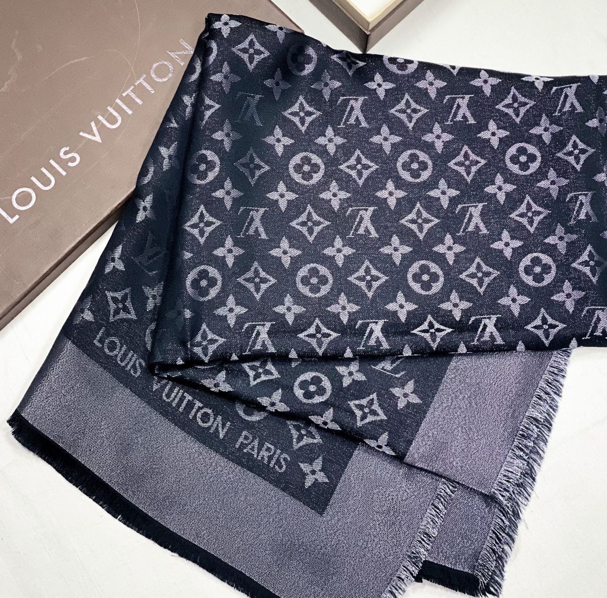 Шаль / шелк / шерсть / люрекс / Louis Vuitton размер 140/140 цена 31 282 руб