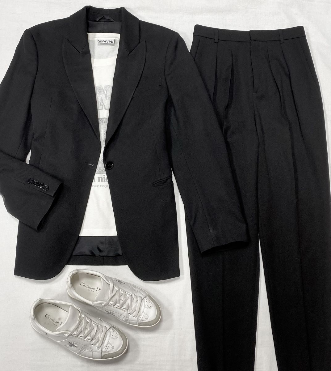 Жакет Acne Studios размер 36 цена 10 959 руб Футболка Ganni размер L цена 3 131 руб Брюки Saint Laurent размер 36 цена 15 655 руб Кеды Christian Dior размер 37 цена 15 655 руб