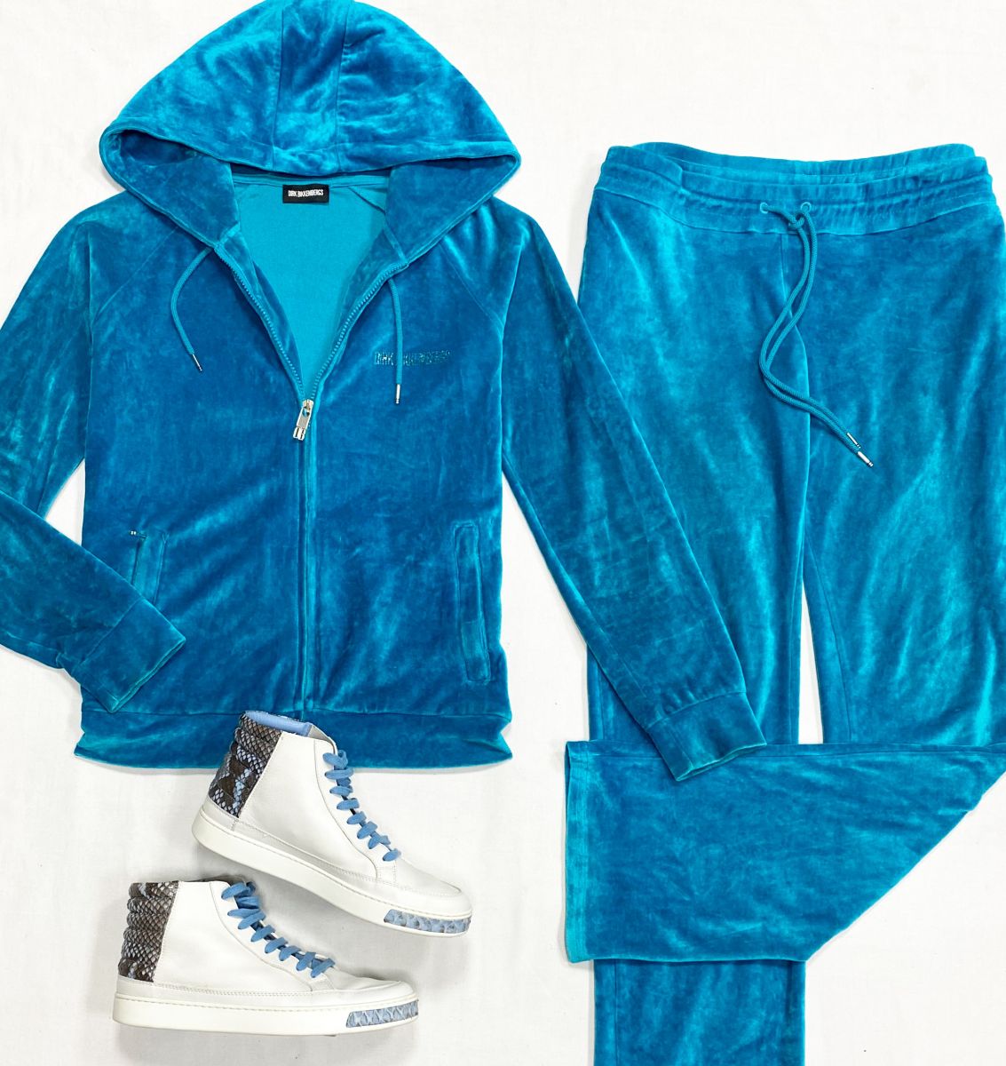 Костюм / бархат/ Dirk Bikkembergs размер L цена 7 828 руб
Кеды Gucci размер 38 цена 28 179 руб