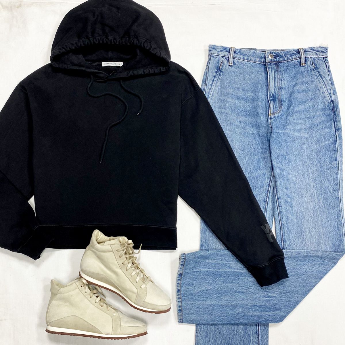 Толстовка Alexander Wang размер M цена 4 616 руб
Джинсы Alexander Wang размер 26 цена 7 693 руб
Кеды размер 39 цена 38 463 руб
