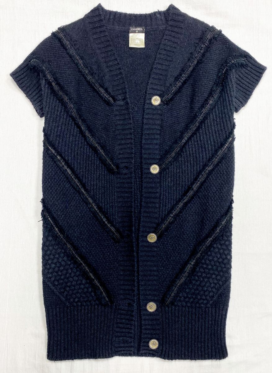 Кардиган Chanel размер 36 цена 62 620 рубБалетки Chanel размер 38 цена 31 310 рубСумка Fendi