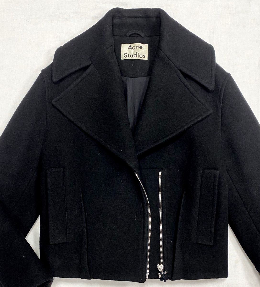 Куртка Acne Studios размер 36 цена 31 310 руб
Лоферы Chanel размер 39 цена 109 585 руб