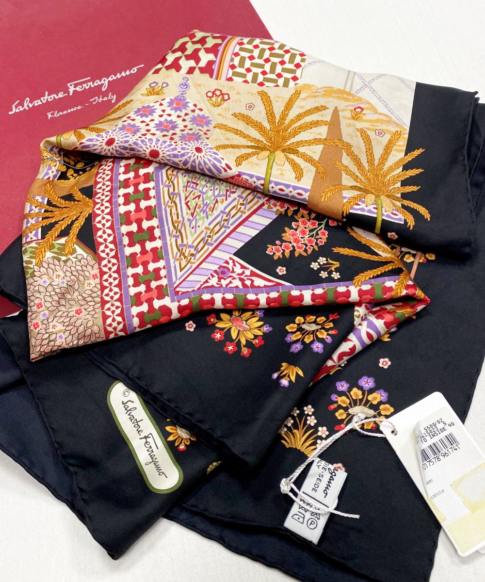 Платок / шелк / Salvatore Ferragamo размер 90/90 цена 12 524 руб