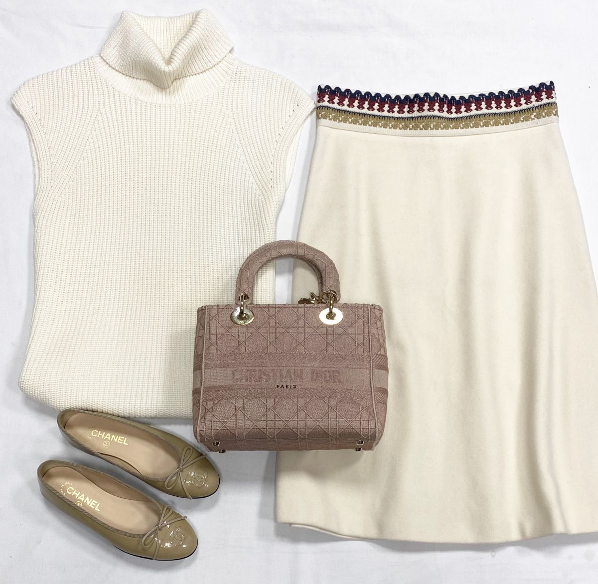 Юбка Red Valentino размер 44 цена 7 828 руб
Жилет размер M цена 3 131 руб
Балетки Chanel размер 36.5 цена 15 655 руб
Сумка Christian Dior 