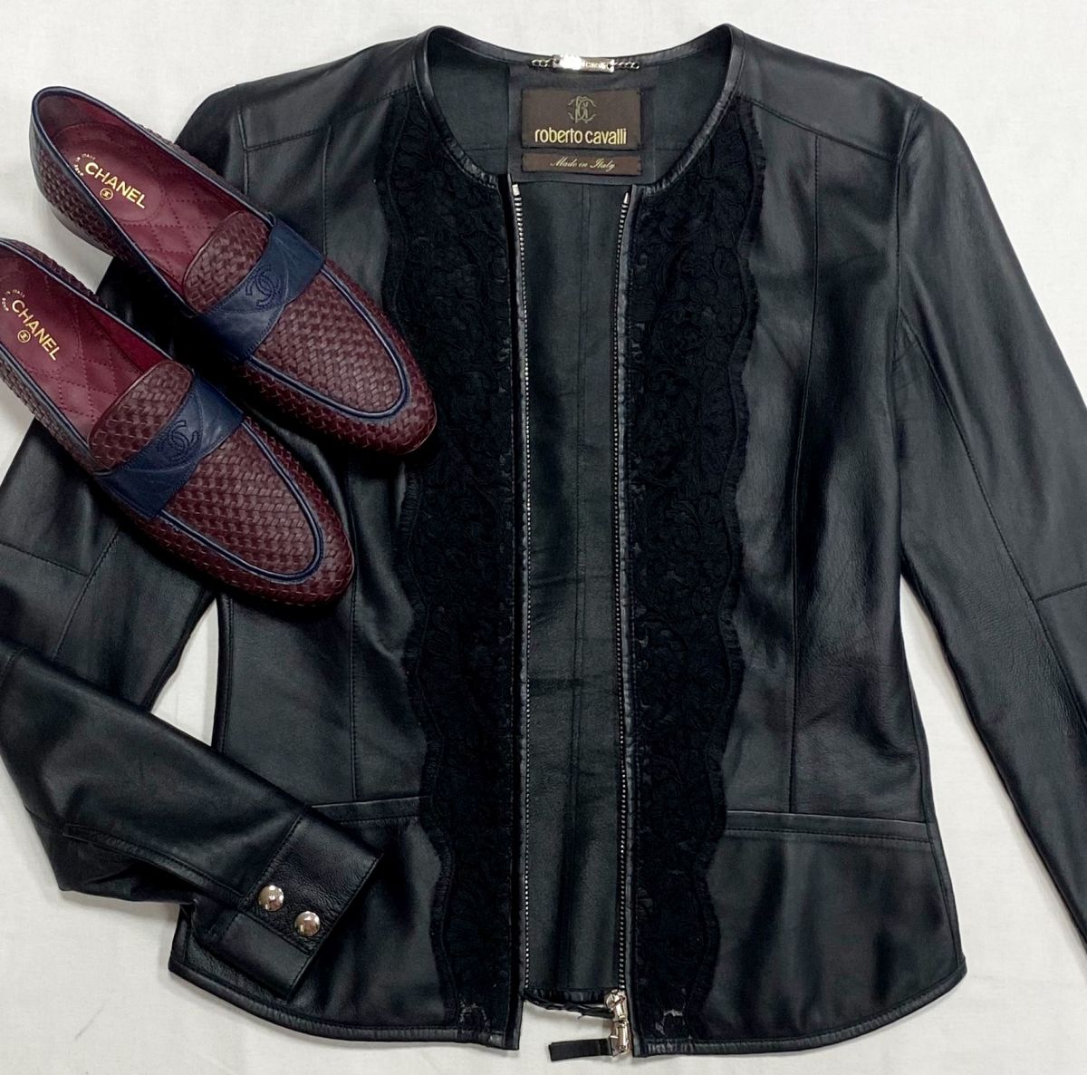 Куртка /кожа/ Roberto Cavalli размер 40 цена 39 138 руб
Лоферы Chanel размер 39.5 цена 78 275 руб