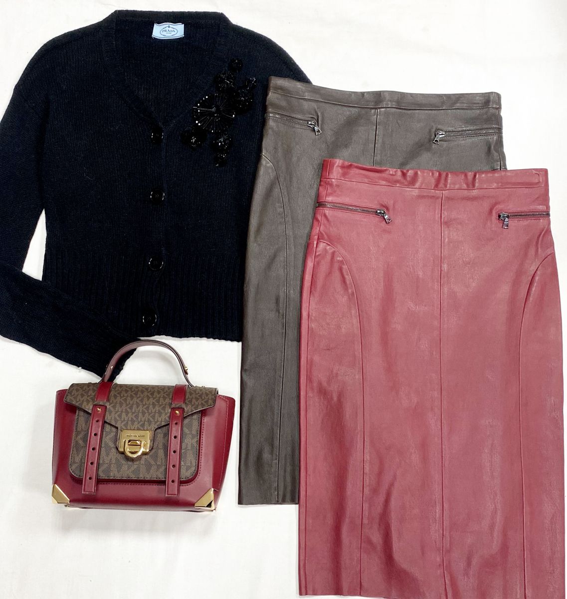 Кардиган-Кофта Prada размер 42 цена 15 655 руб
Юбки /кожа/ Drome размер M/L цена по 12 524 руб
Сумка Michael Kors 