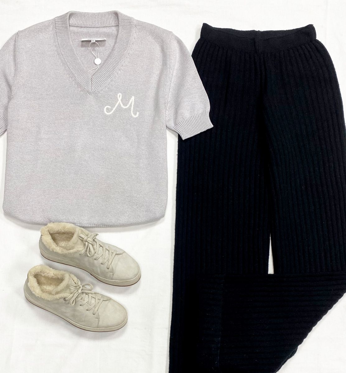 Кофта Maison Martin Margiela размер M цена 15 655 руб
Брюки размер 40 цена 7 828 руб
Кеды Loro Piana размер 37.5 цена 46 965 руб