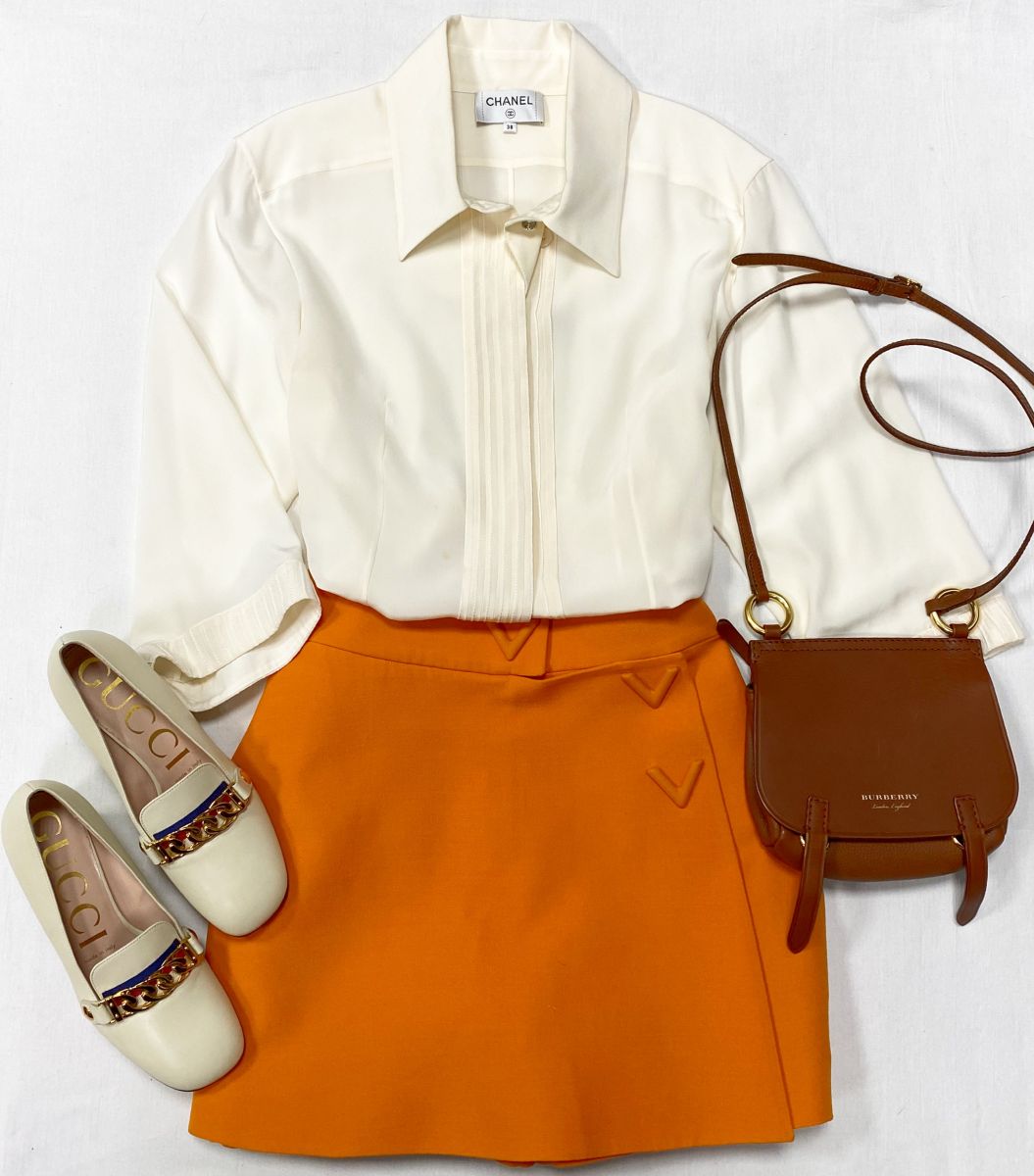 Блузка / шелк / Chanel размер 38 цена 23 483 руб 
Юбка - шорты Valrntino размер 44 цена 23 483 руб 
Туфли Gucci размер 36 цена 46 965 руб 
Сумочка Burberry