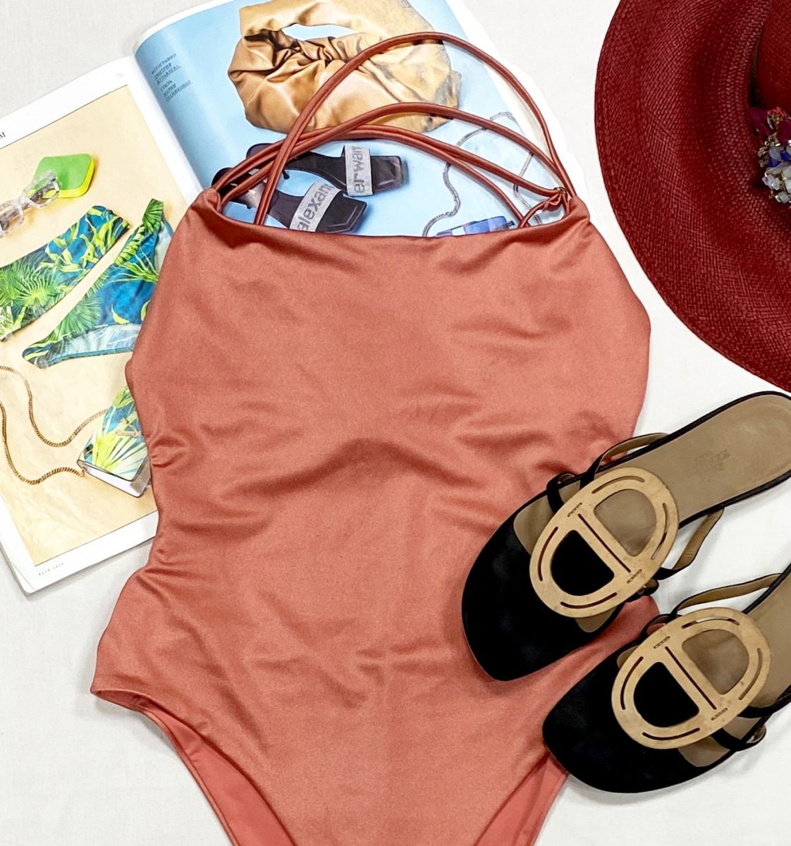 Купальник размер M цена 7 828 руб
Сабо Hermes размер 39 цена 23 483 руб