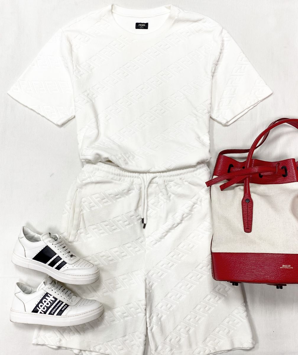 Костюм Fendi размер XL цена 23 483 руб 
Кеды Dsquared размер 38 цена 10 959 руб 
Сумка Bally