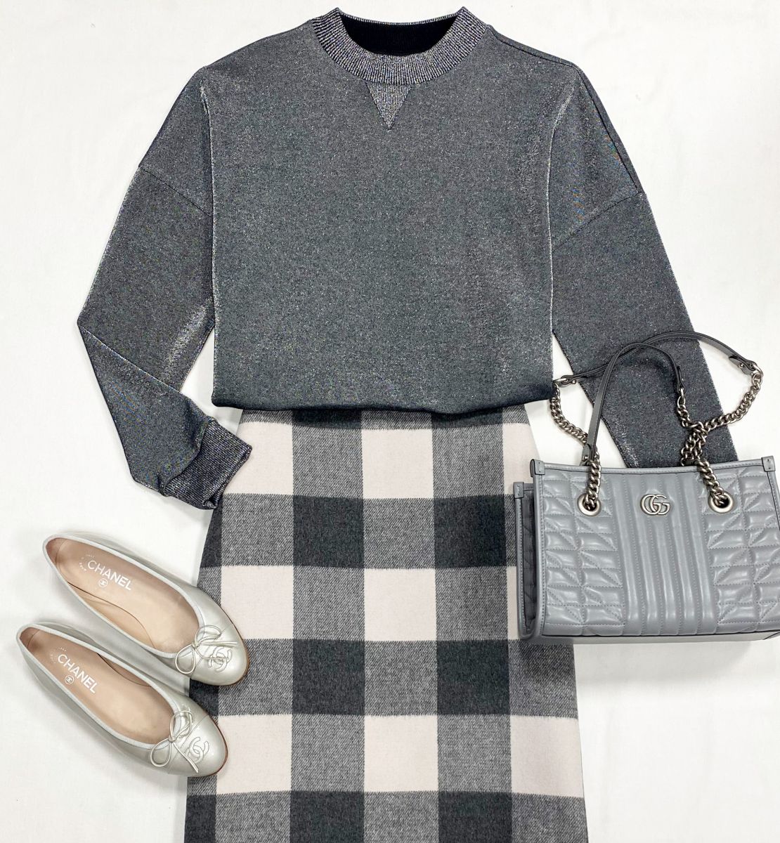 Толстовка /люрекс/ Hugo Boss размер S цена 3 077 руб
Юбка Weekend/Max Mara / размер 40 цена 7 693 руб
Балетки Chanel размер 37.5 цена 23 078 руб
Сумка Gucci 