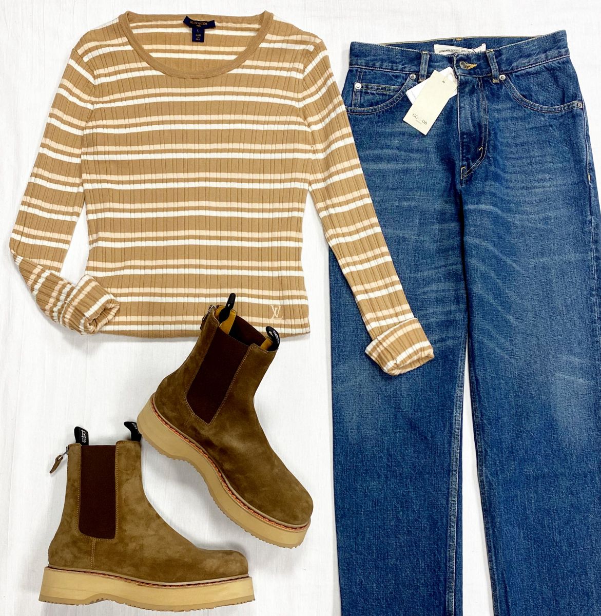 Кофта Louis Vuitton размер L цена 15 655 руб
Джинсы Golden Goose размер 26 цена 12 524 руб
Ботинки R 13 размер 40 цена 62 620 руб