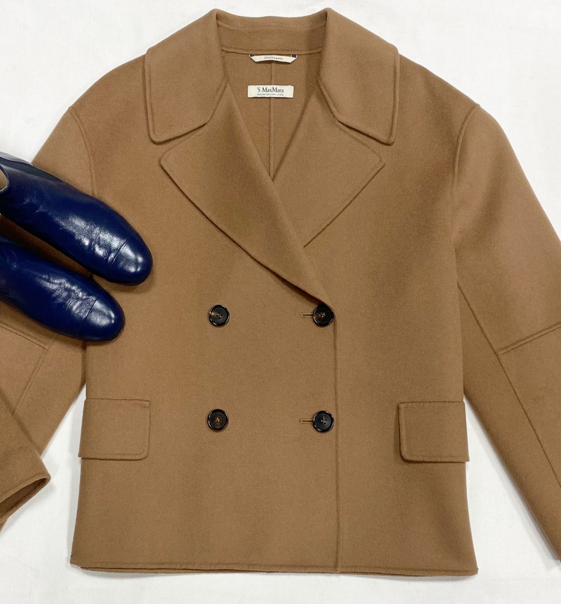 Полупальто S Max Mara размер 46 цена 23 483 руб
Ботинки Chanel размер 38.5 цена 31 310 руб