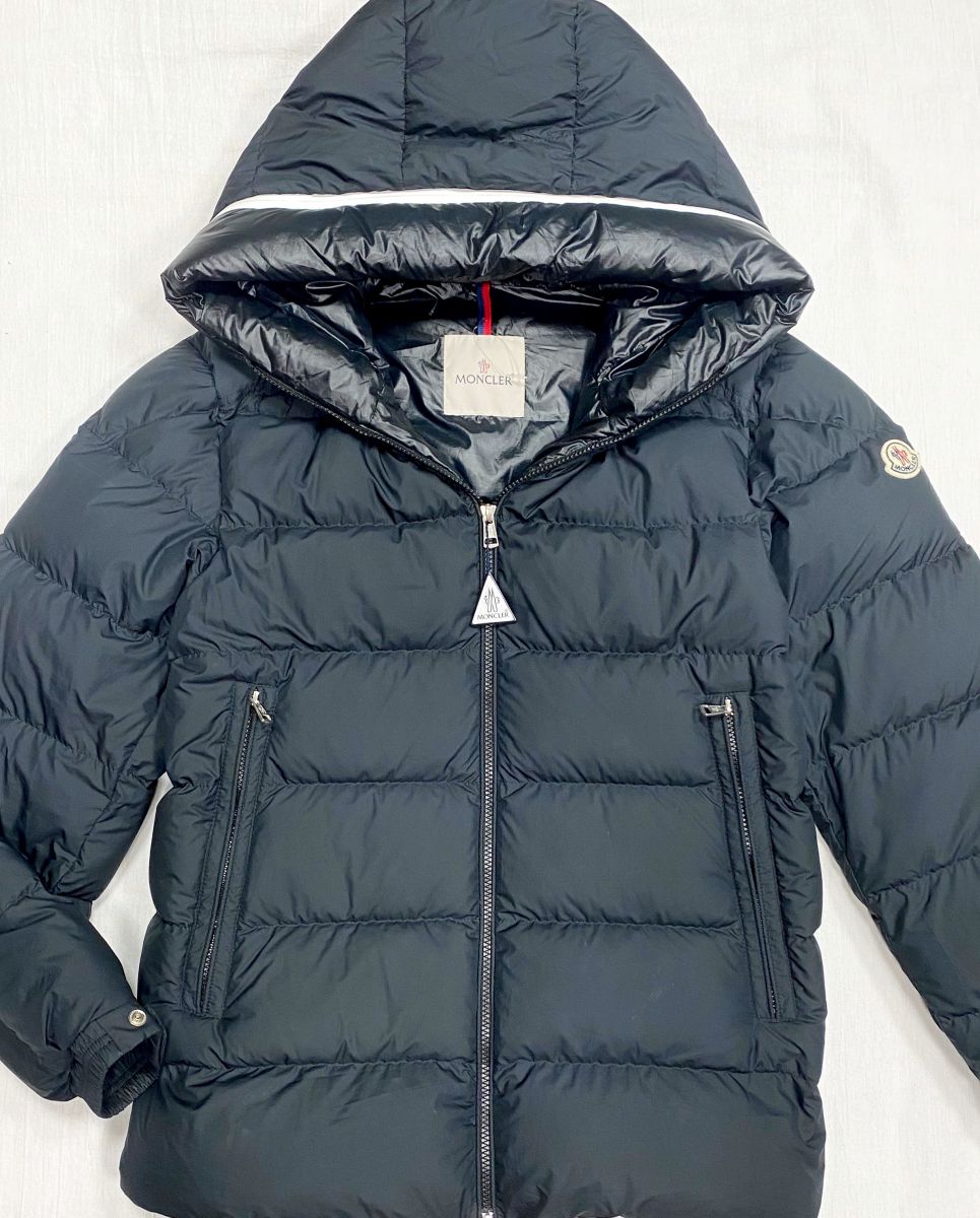 Пуховик Moncler размер 4 цена 40 703 руб
Ботинки Gianvito Rossi размер 40.5 цена 46 965 руб