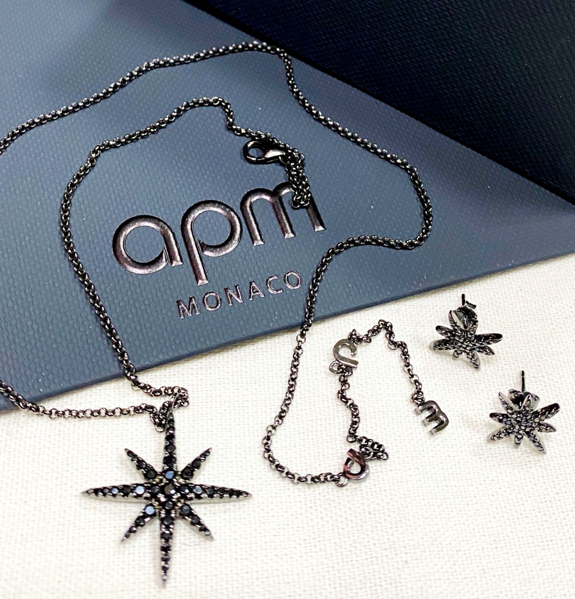 Комплект / кулон на цепочке + пусеты / apm Monaco цена 23 483 руб / упаковка / 