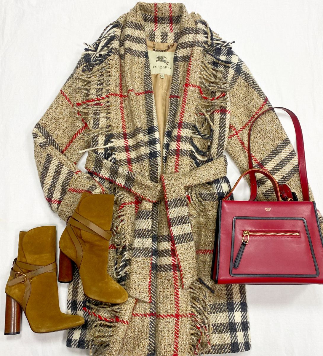 Пальто Burberry размер 40 цена 62 620 руб Ботильоны Gucci размер 37 цена 15 655 руб Сумка Fendi