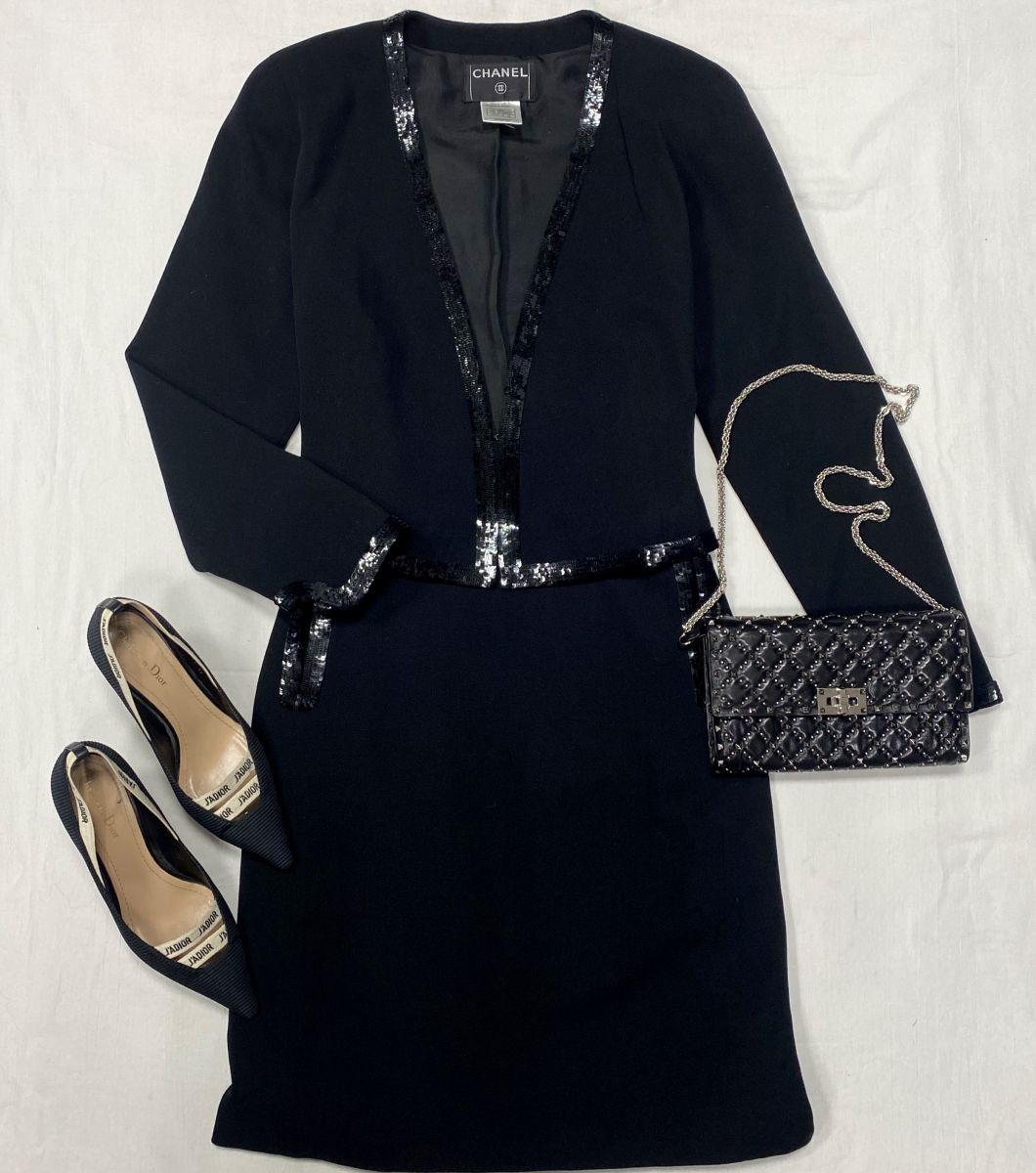 Костюм / жакет + юбка / отделка пайетки / Chanel размер 46 цена 78 275 руб 
Туфли Christian Dior размер 40 цена 31 310 руб 
Сумка Valentino