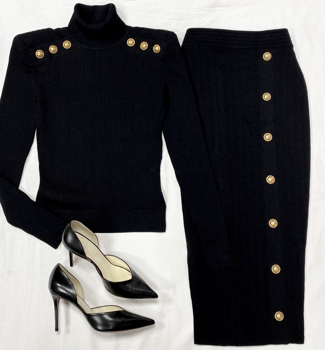 Костюм Balmain размер 40 цена 30 770 руб 
Туфли Celine размер 40 цена 30 770 руб 