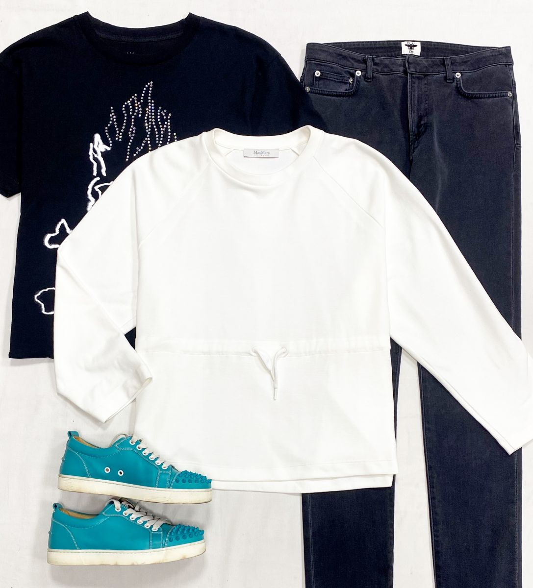 Толстовка Max Mara размер 42 цена 4 697 руб
Футболка размер L цена 7 828 руб
Джинсы Christian Dior размер 36 цена 15 655 руб
Кеды Louboutin размер 37.5 цена 23 483 руб