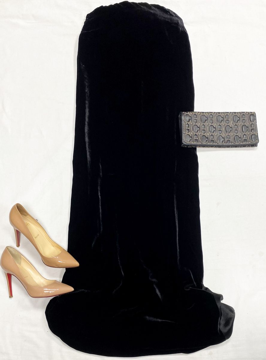 Платье/ бархат/ размер 38 цена 12 424 руб
Туфли Louboutin размер 38 цена 23 483 руб
Клатч Carolina Herrerra 