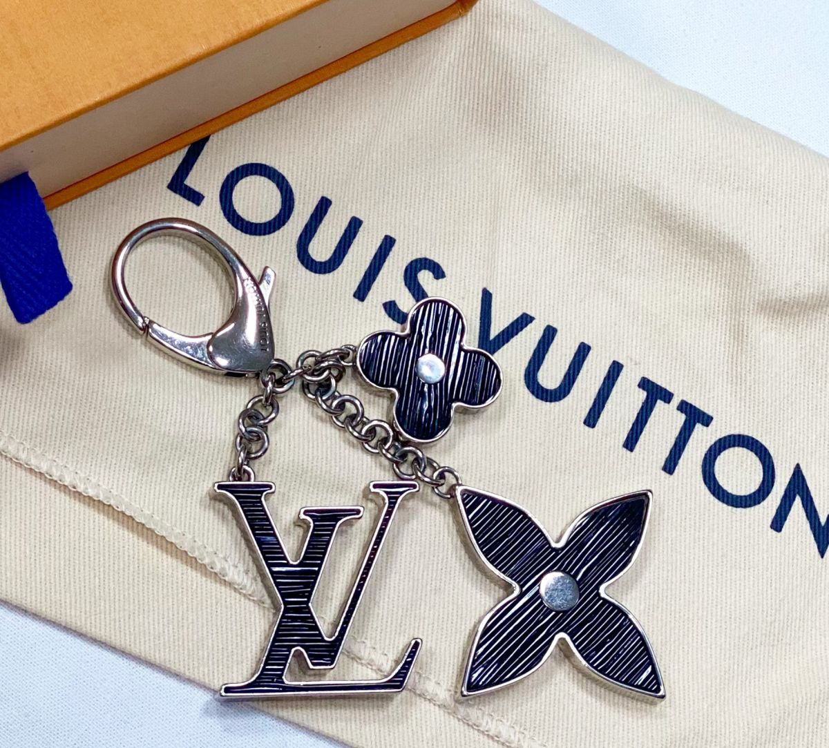 Брелок Louis Vuitton цена 15 655 руб