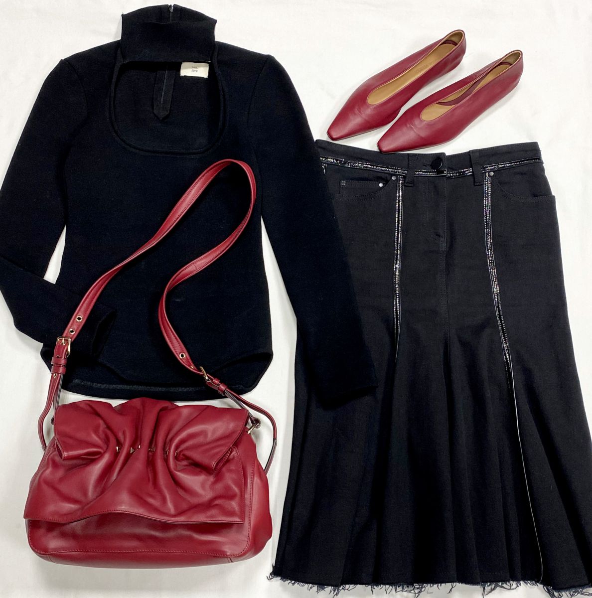 Кофта Bottega Veneta размер 38 цена 15 385 рубЮбка Alexander McQueen размер 38 цена 7 693 рубБалетки Bottega Veneta размер 37 цена 23 078 рубСумка Valentino