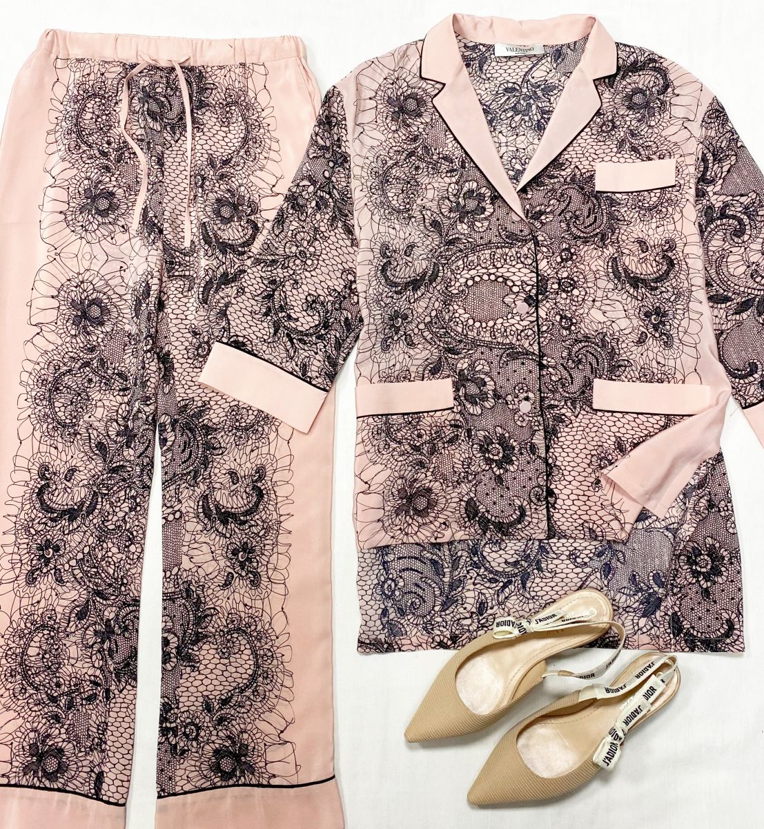 Костюм / блузка + брюки / шелк / Valentino размер 42 цена 23 483 руб 
Мюли Christian Dior размер 38.5 цена 46 965 руб