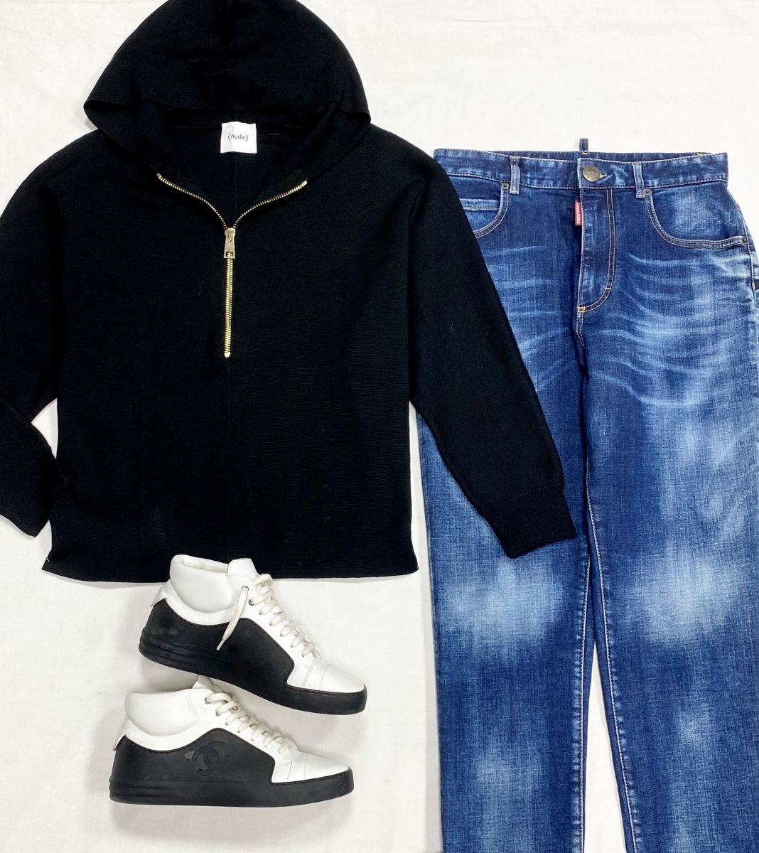 Джинсы Dsquared размер 44 цена 23 483 руб
Толстовка Nude размер S цена 9 393 руб
Кеды Chanel размер 39.5 цена 46 965 руб