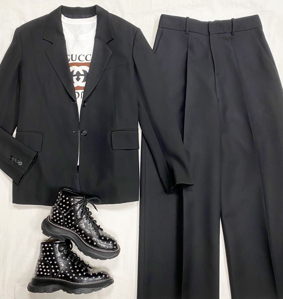 Жакет Acne Studios размер 42 цена 23 483 руб 
Футболка Gucci размер L цена 23 483 руб 
Брюки Valentino размер 44 цена 15 655 руб 
Ботинки Alexander McQueen размер 37 цена 17 221 руб