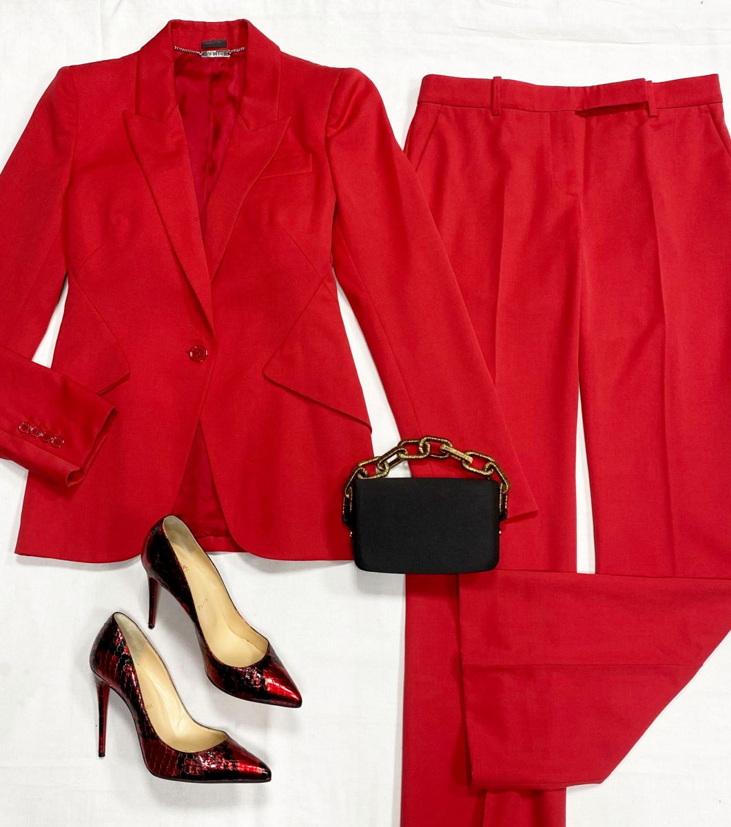 Костюм Alexander McQueen размер 42 цена 62 620 руб
Туфли Louboutin размер 39.5 цена 39 138 руб
Сумочка 