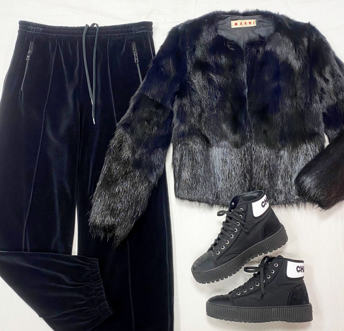 Брюки / бархат / Prada размер 42 цена 46 965 руб
Шубка / мех нутрии / Marni размер 38 цена 46 965 руб 
Ботинки Chanel размер 39 цена 93 930 руб