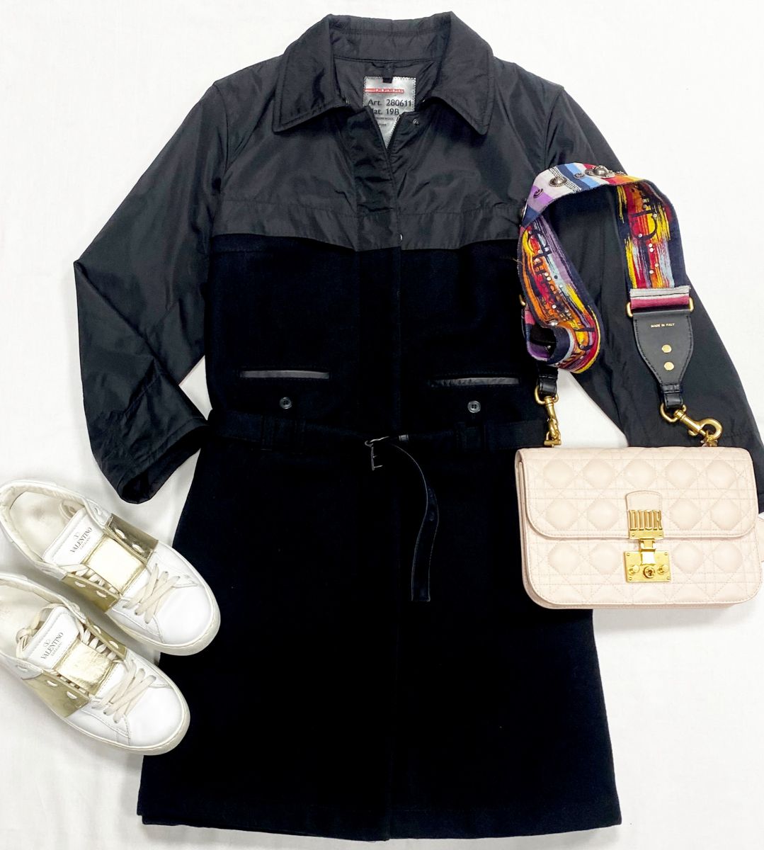 Пальто Prada размер 40 цена 17 221 руб
Кеды Valrntino размер 38 цена 15 655 руб
Сумка Christian Dior 