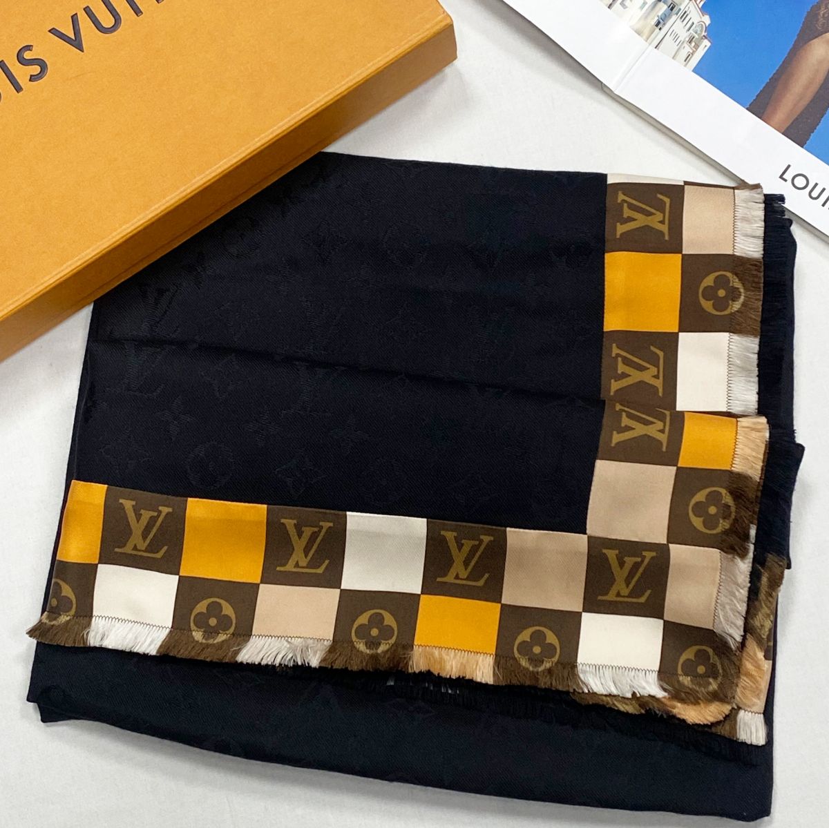 Палантин Louis Vuitton размер 140/140 цена 23 483 руб
