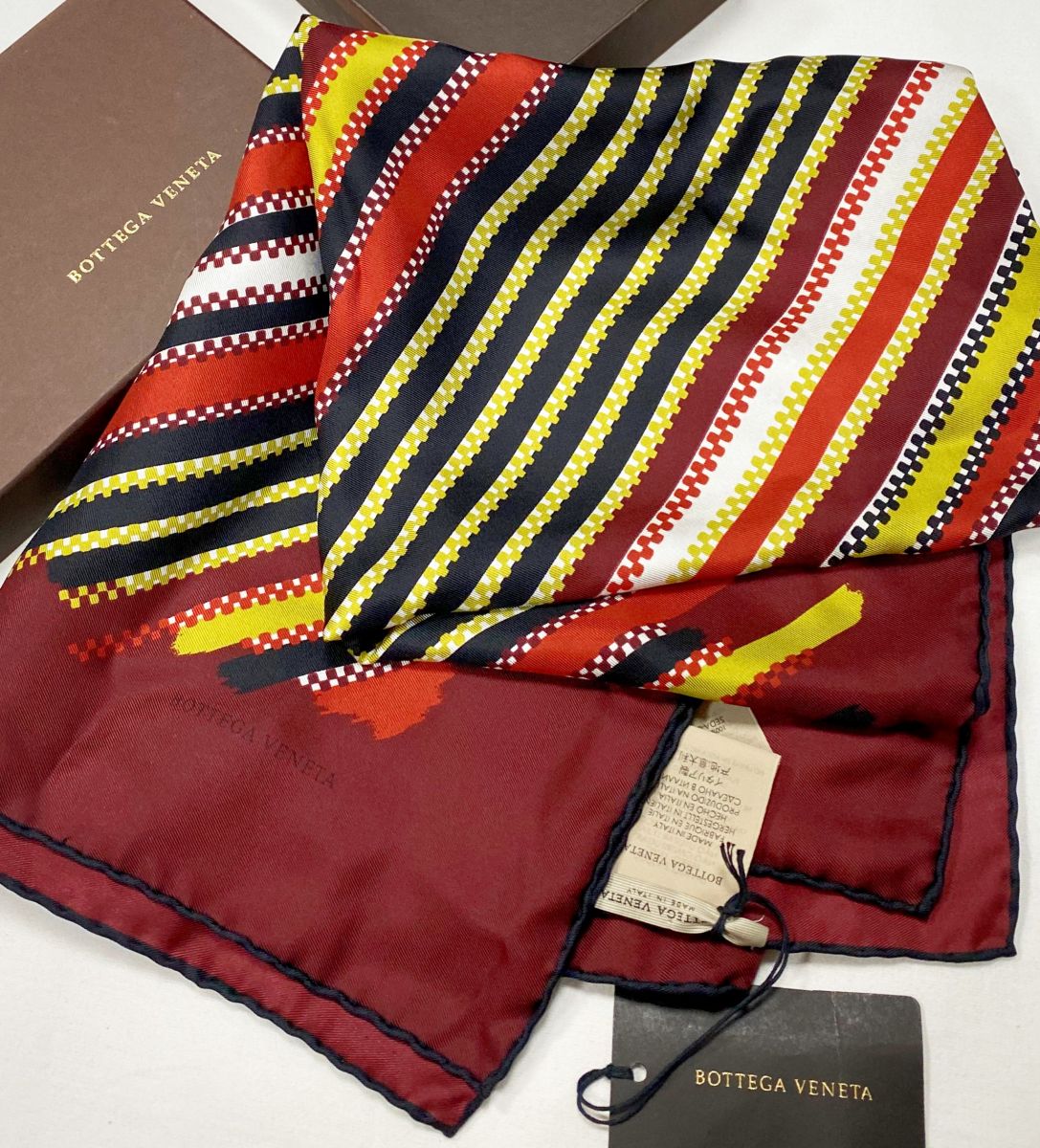 Платок / шелк / Bottega Veneta размер 90/90 цена 15 655 руб / новый с бирками / упаковка /