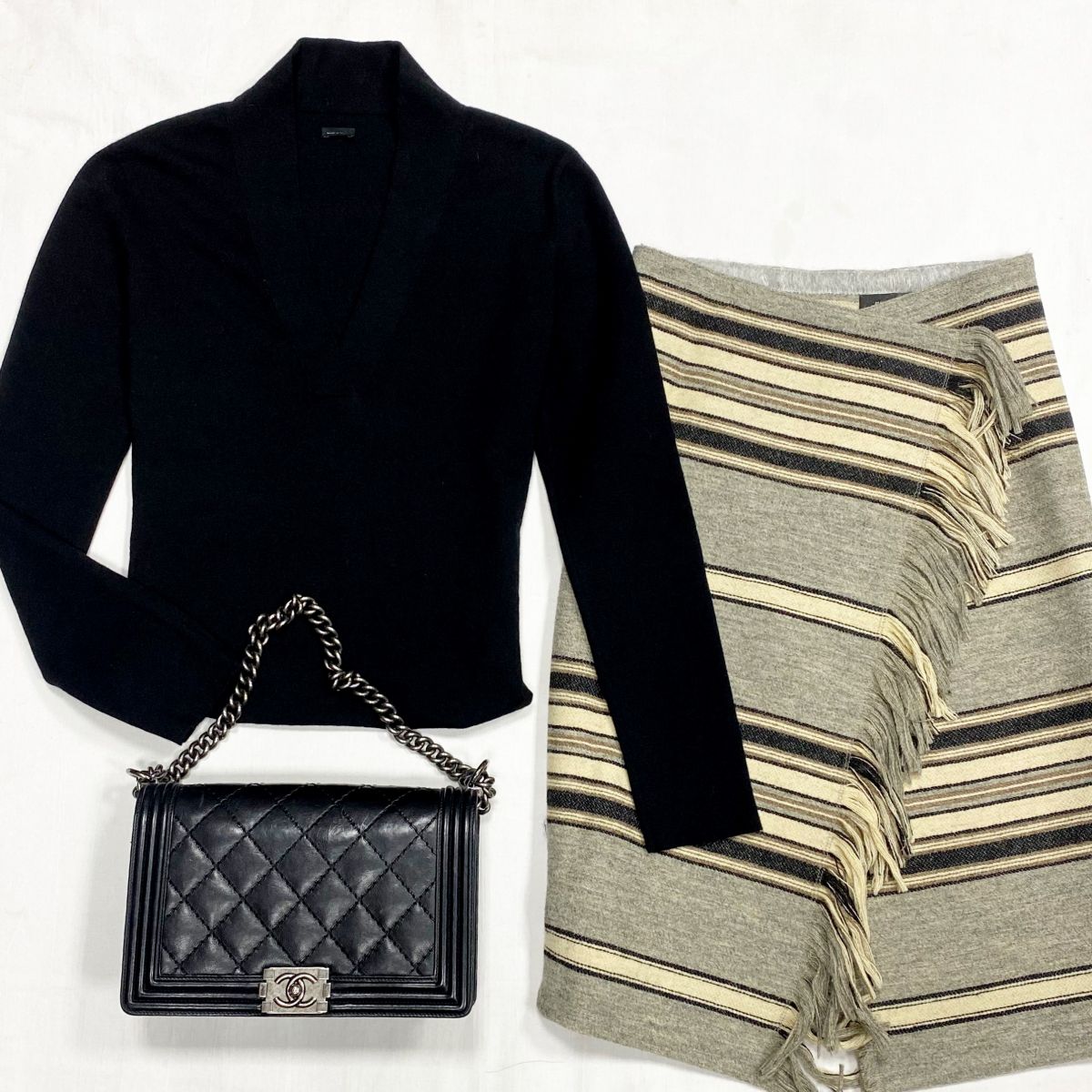 Кофта Tom Ford размер 46 цена 15 385 руб
Юбка Isabel Marant размер 34 цена 4 616 руб
Сумка Chanel 