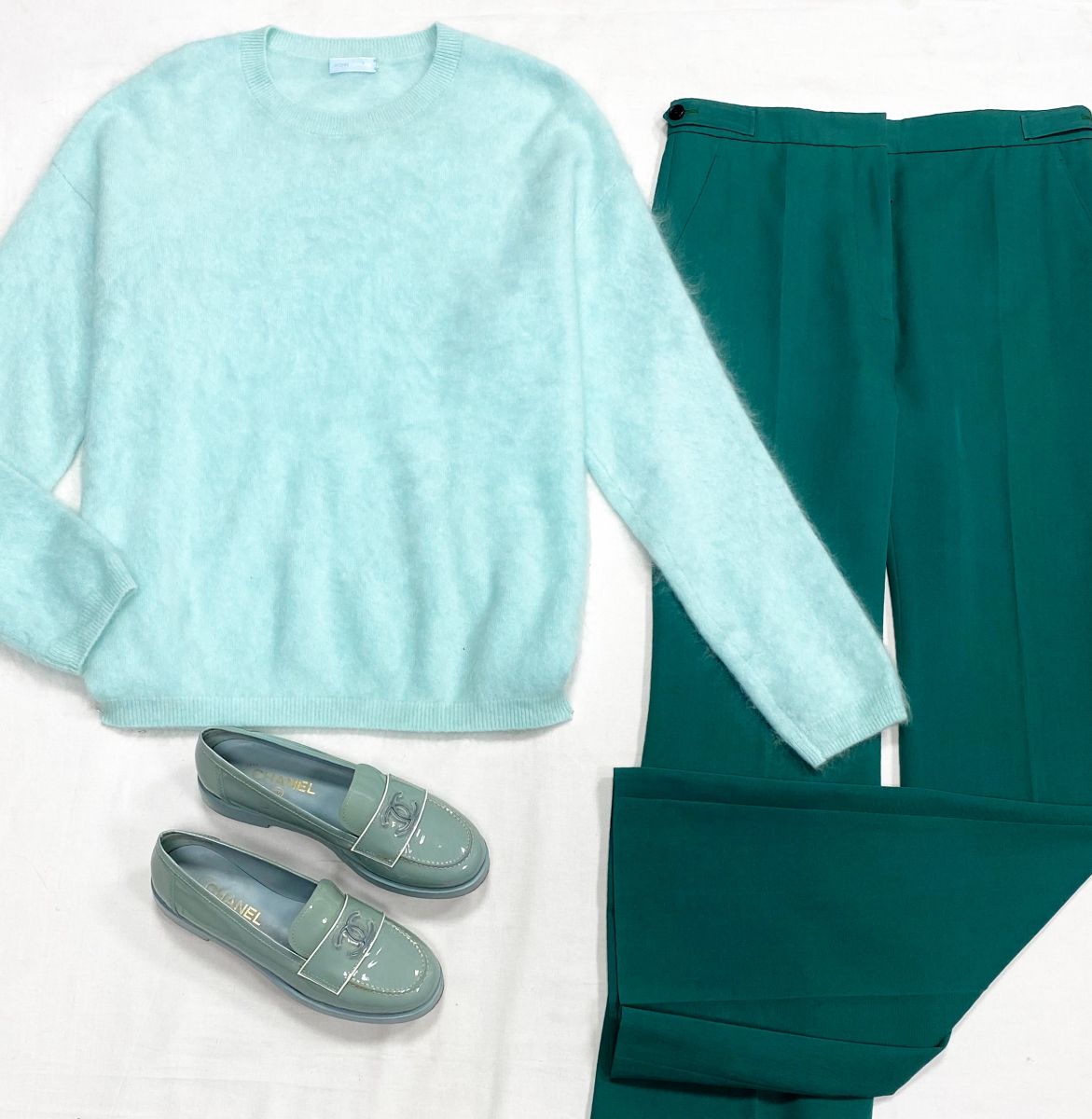 Брюки Rochas размер 40 цена 10 959 руб
Кофта Monochrome размер XS цена 9 393 руб
Лоферы Chanel размер 38.5 цена 39 138 руб