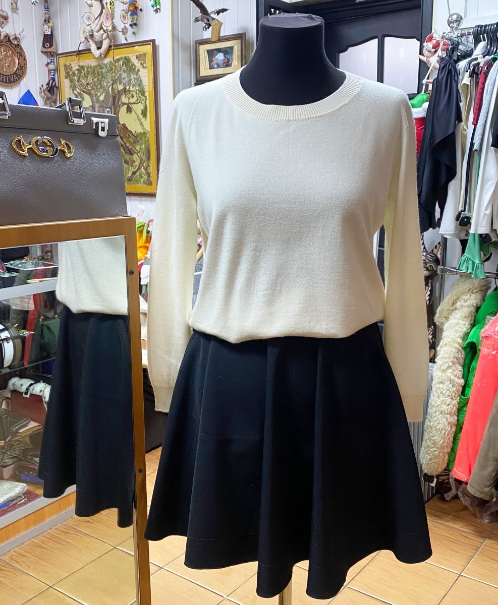 Юбка Red Valentino размер 42 цена 6 262 руб
Кофта Falconeri размер 42 цена 7 828 руб